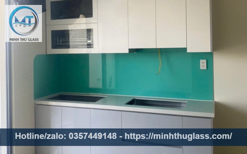 Kính ốp bếp màu xanh ngọc tối ưu ánh sáng tự nhiên, làm bừng sáng căn bếp Kính ốp bếp màu xanh ngọc tối ưu ánh sáng