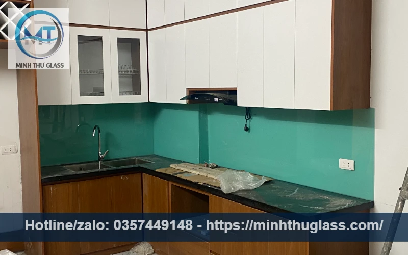 Kính ốp bếp màu xanh ngọc kết hợp phụ kiện inox, tạo nét hiện đại Kính ốp bếp màu xanh ngọc với phụ kiện inox