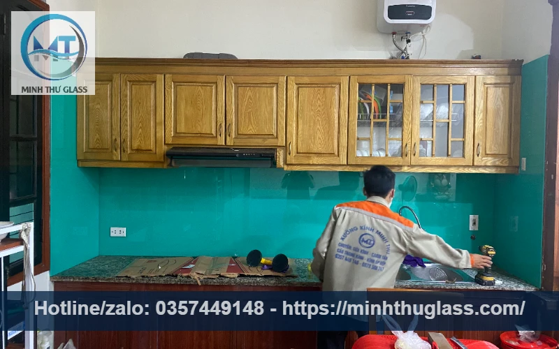 Kính ốp bếp màu xanh ngọc phối tủ gỗ sáng, tạo sự ấm cúng và gần gũi thiên nhiên Kính ốp bếp màu xanh ngọc với tủ gỗ sáng ấm cúng