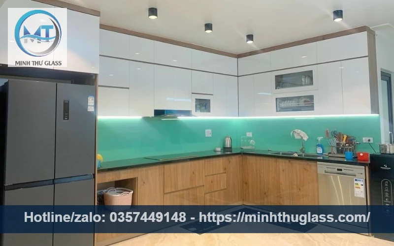 Kính ốp bếp màu xanh ngọc phối tủ bếp trắng, tạo không gian hiện đại, tinh khôi Kính ốp bếp màu xanh ngọc kết hợp tủ trắng hiện đại