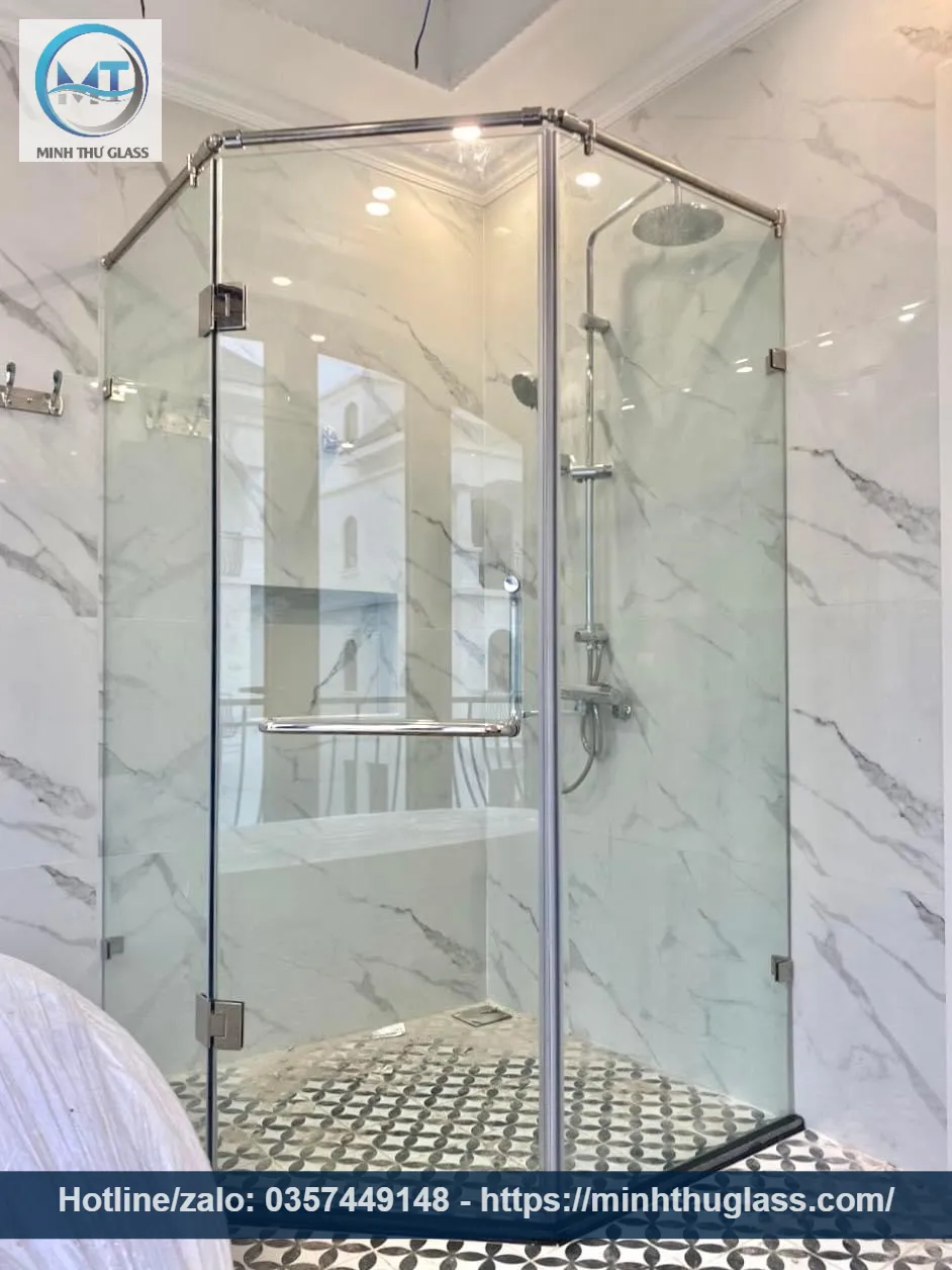 Phòng tắm kính vát góc 135 độ sang trọng