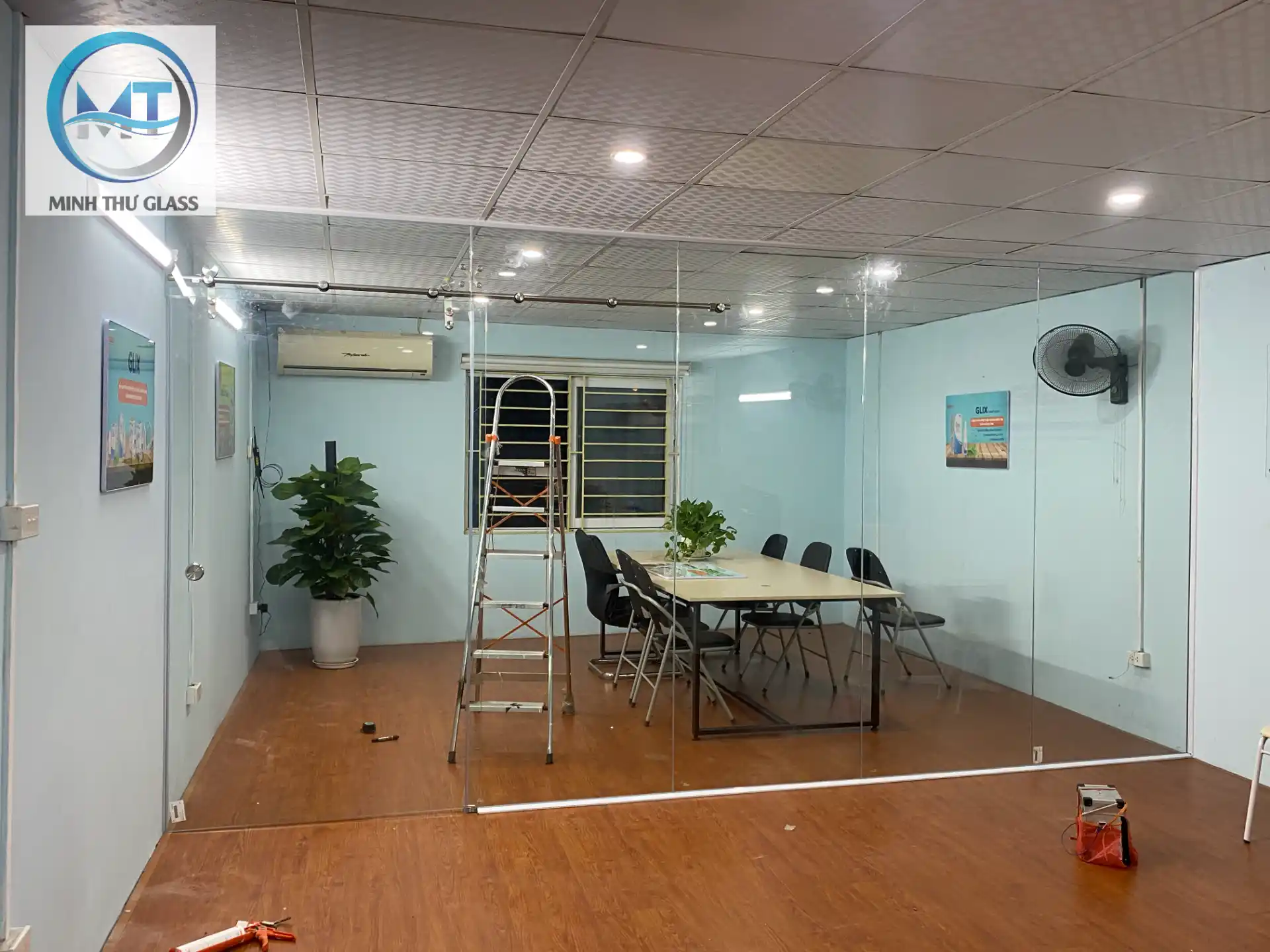 Vách kính linh động chia không gian trên cùng một mặt bằng