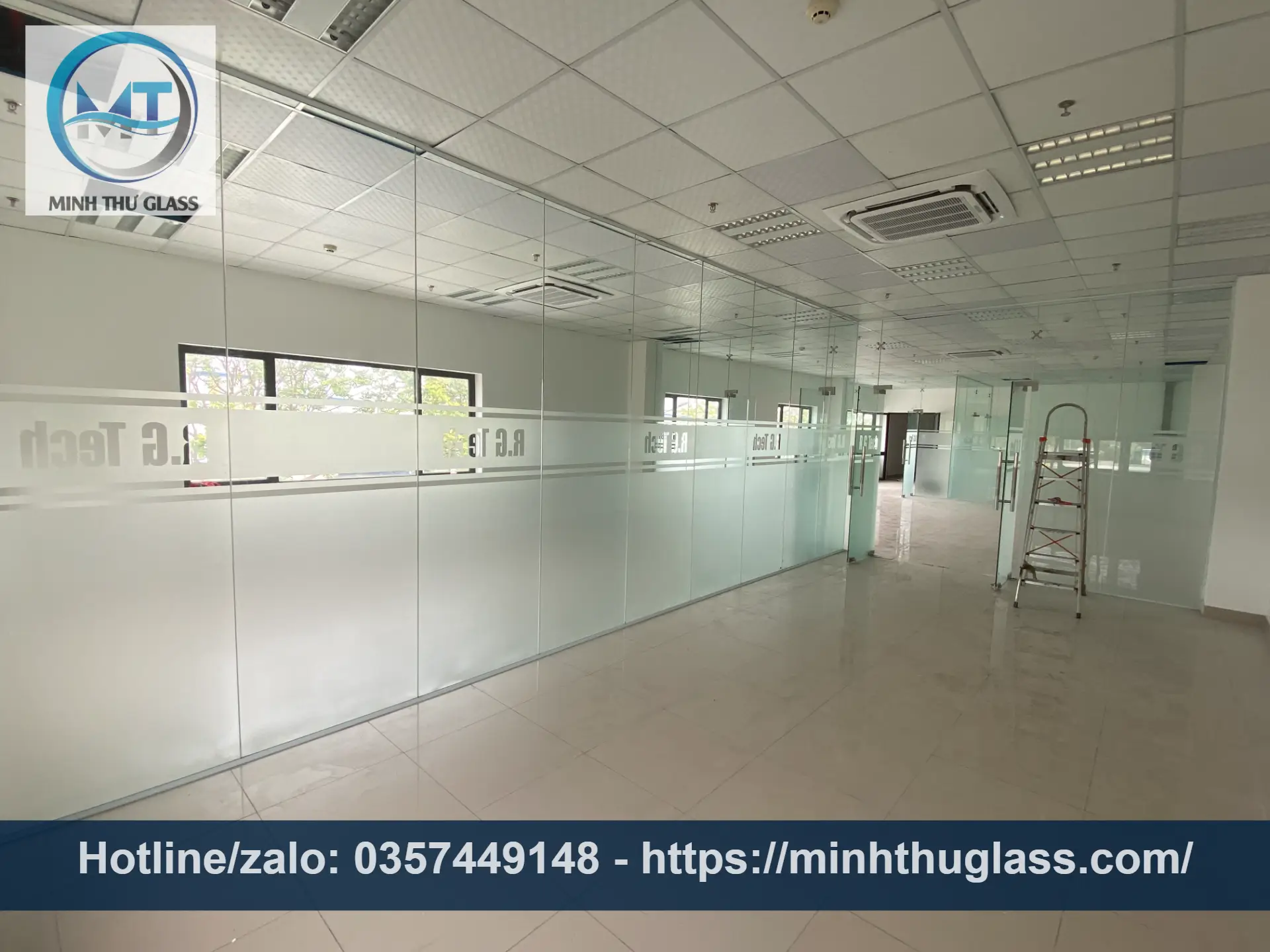Vách kính phân chia các phòng làm việc chuyên nghiệp