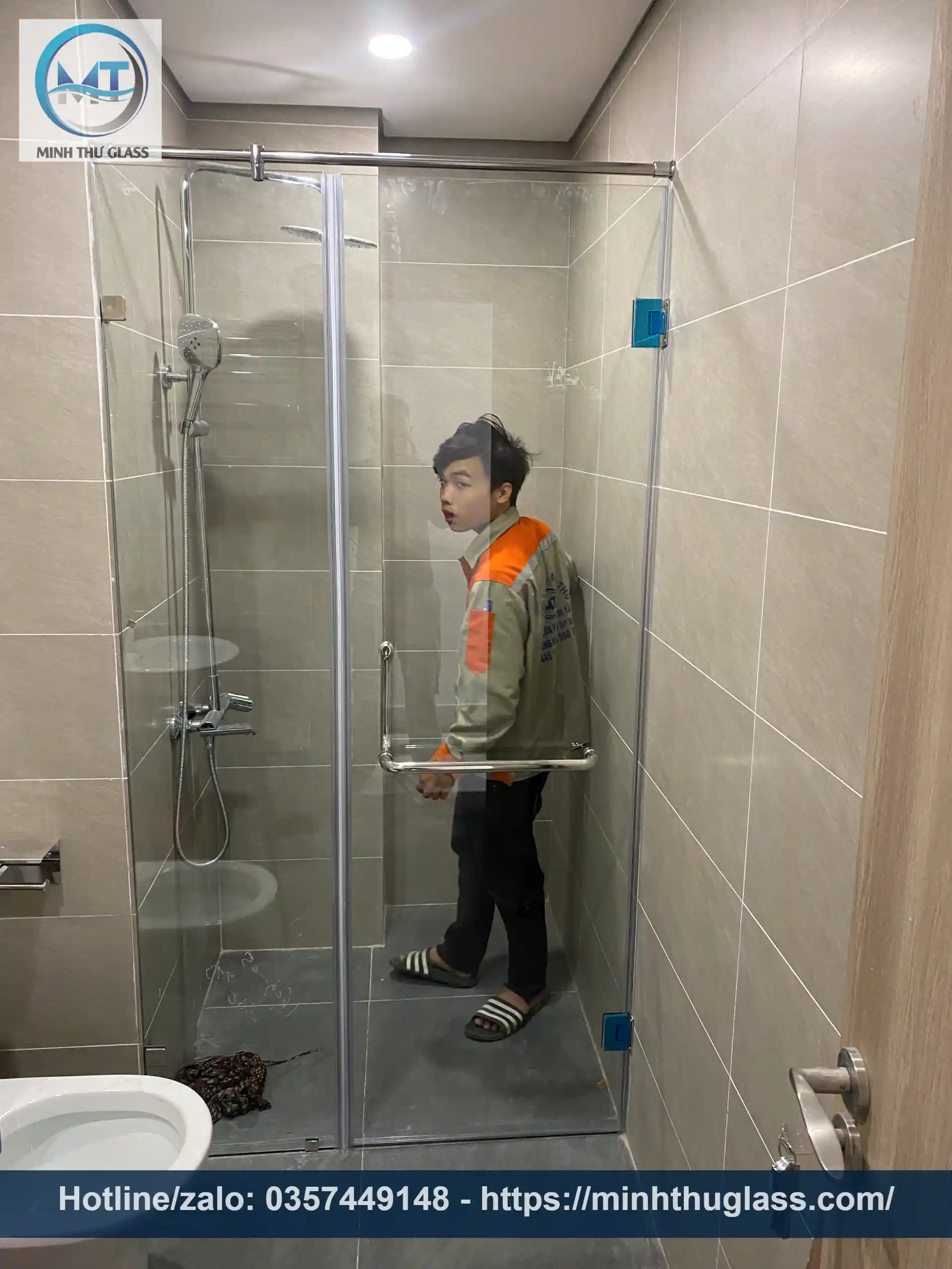 Vách tắm kính đứng tạo không gian mở