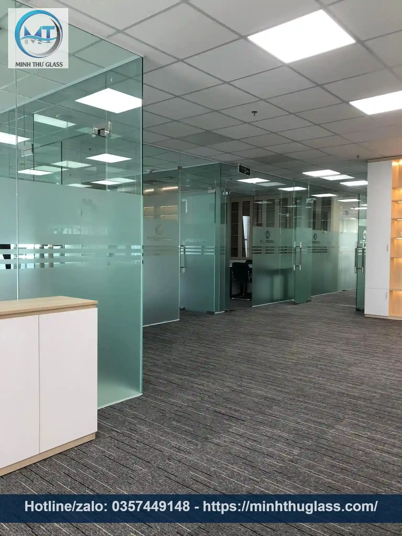 Vách kính tạo không gian lớn cho phòng họp sang trọng