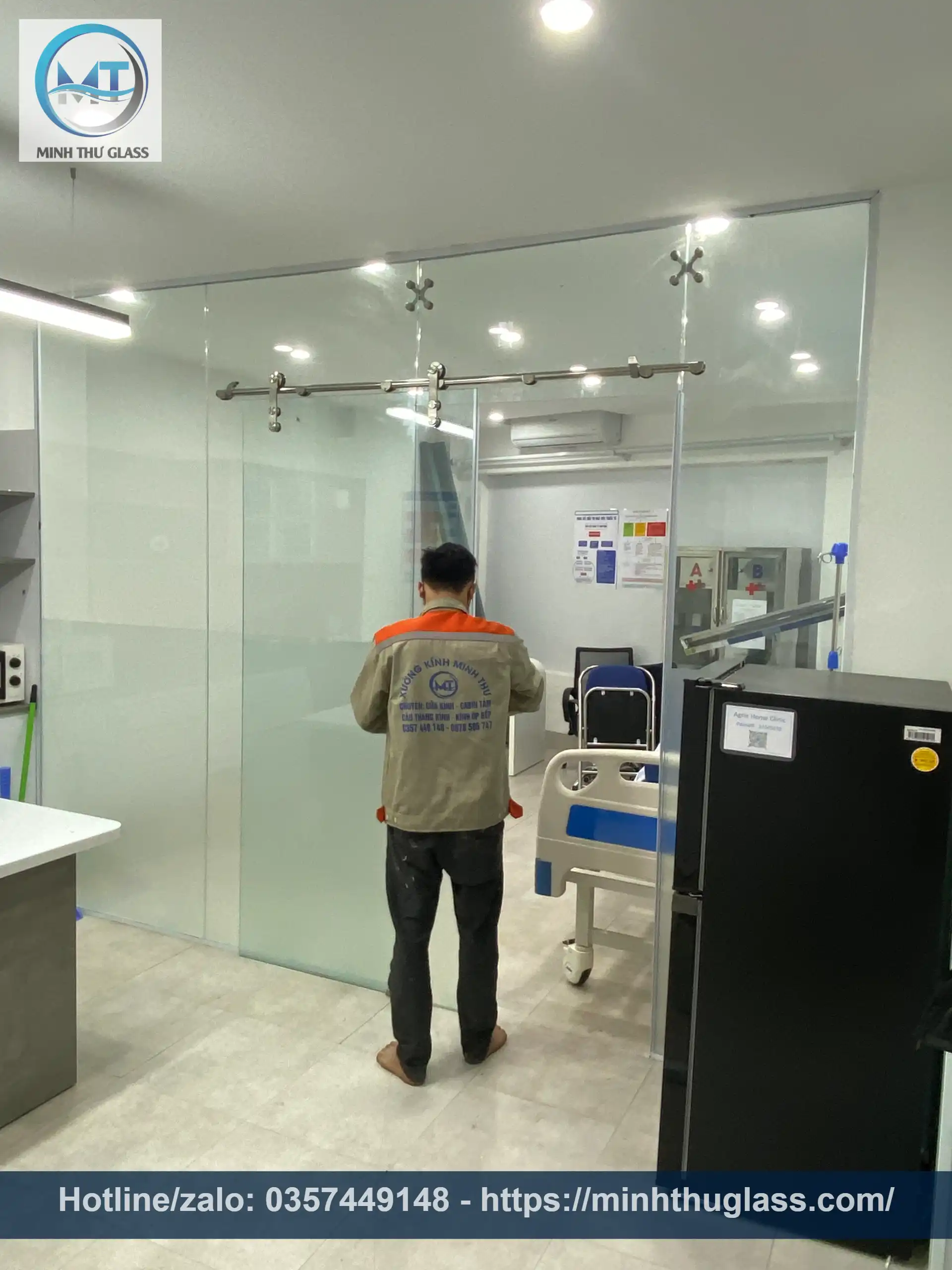 Vách kính văn phòng Phòng khám nhi - Liễu Giai