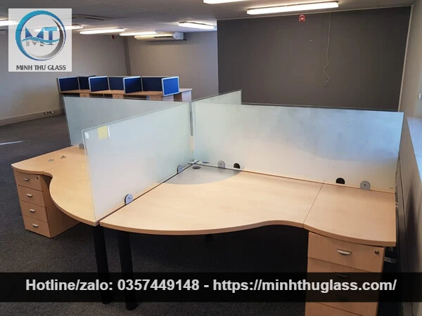 Vách ngăn kính bàn làm việc với decal mờ
