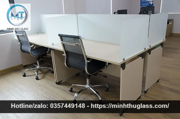 Vách ngăn kính cường lực bàn làm việc hiện đại
