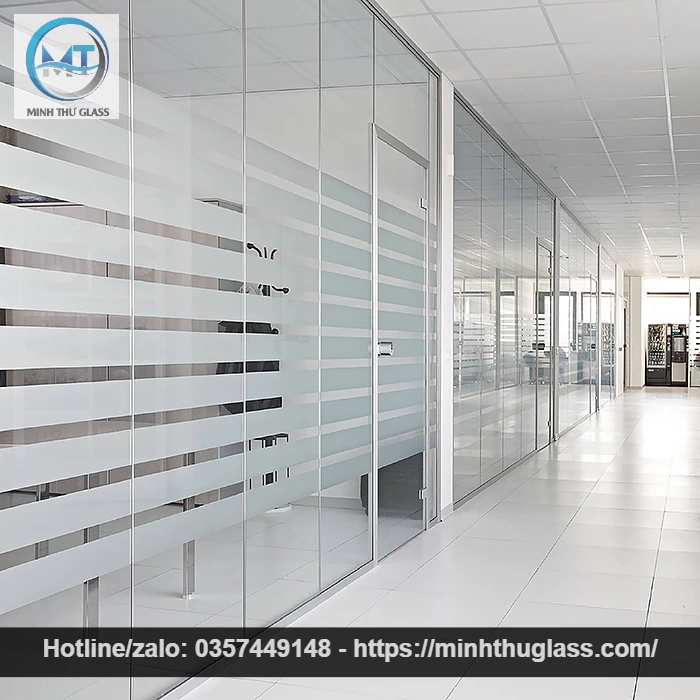 Vách ngăn kính cường lực cho khu làm việc chung