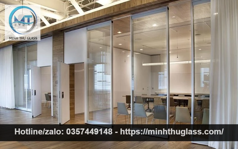 Vách Kính Lùa Thông Minh – Giải Pháp Tối Ưu Không Gian (Báo Giá 2026)