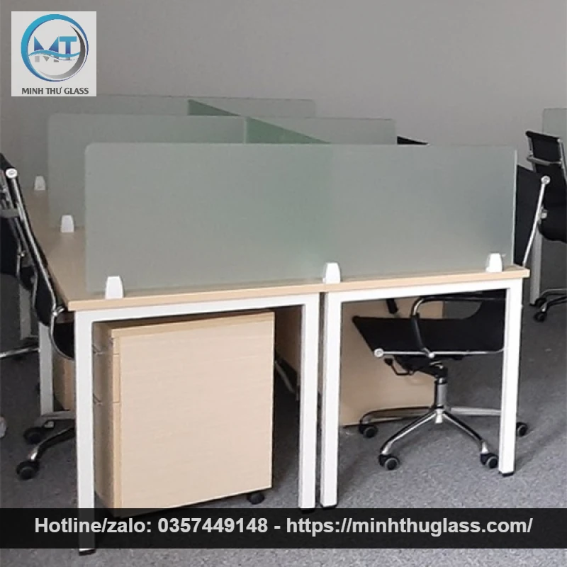 Vách ngăn kính mini cho bàn làm việc