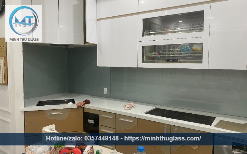Kính ốp bếp màu ghi vân đá độc đáo