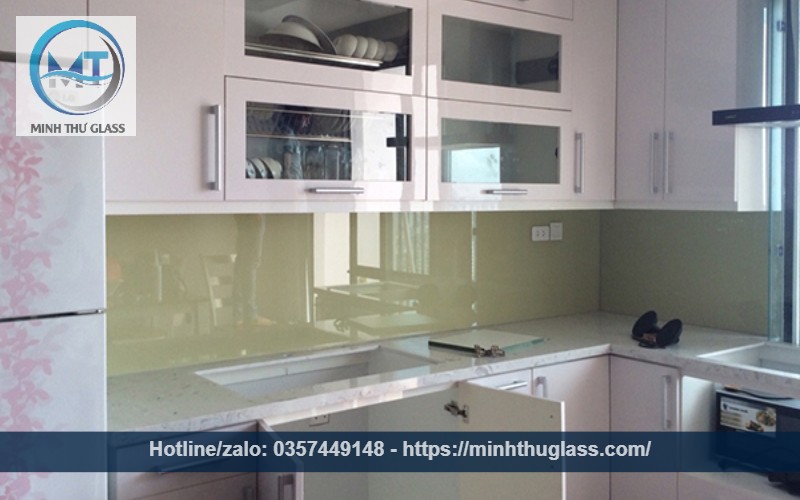 Kính ốp bếp màu kem sữa cho bếp nhỏ