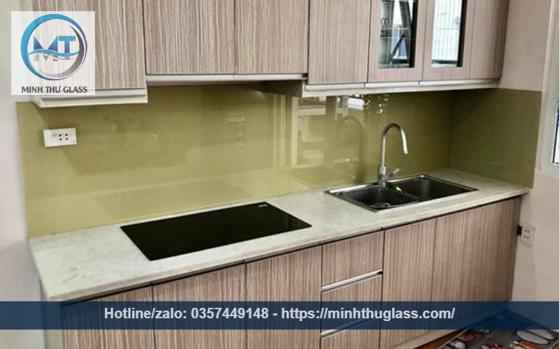 Kính ốp bếp màu kem sữa hợp phong thủy
