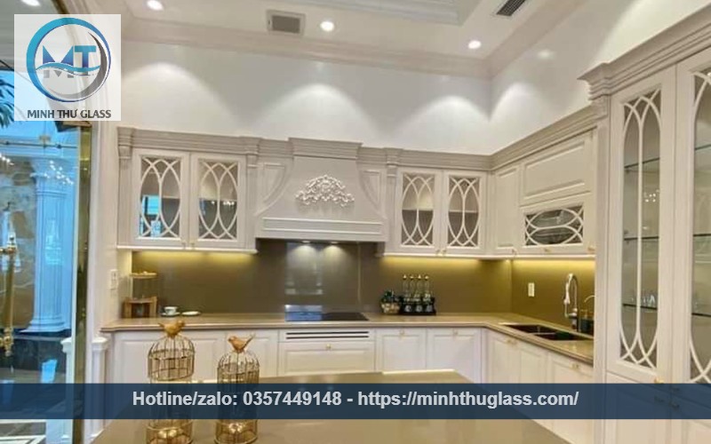 Kính ốp bếp màu kem sữa với phụ kiện vàng đồng