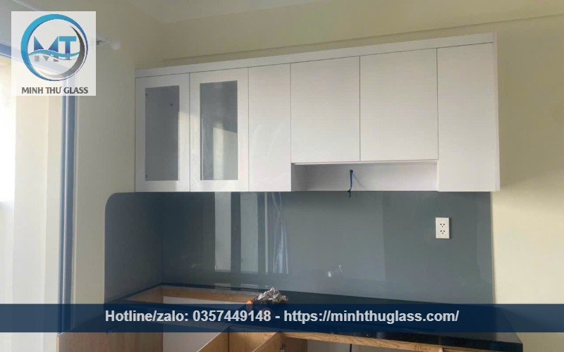 Kính ốp bếp màu ghi ánh xanh độc đáo