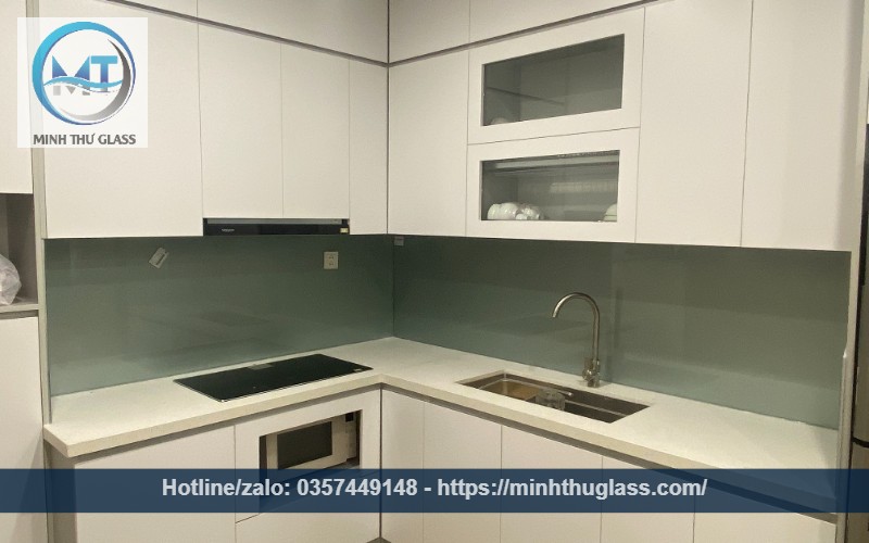 Kính ốp bếp màu ghi phối với tủ trắng sữa