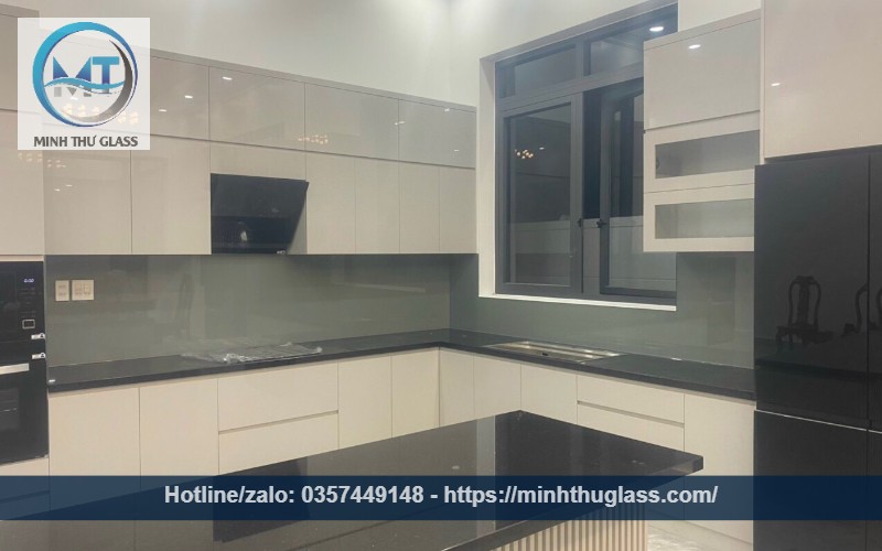 Kính ốp bếp màu ghi sáng cho không gian hiện đại